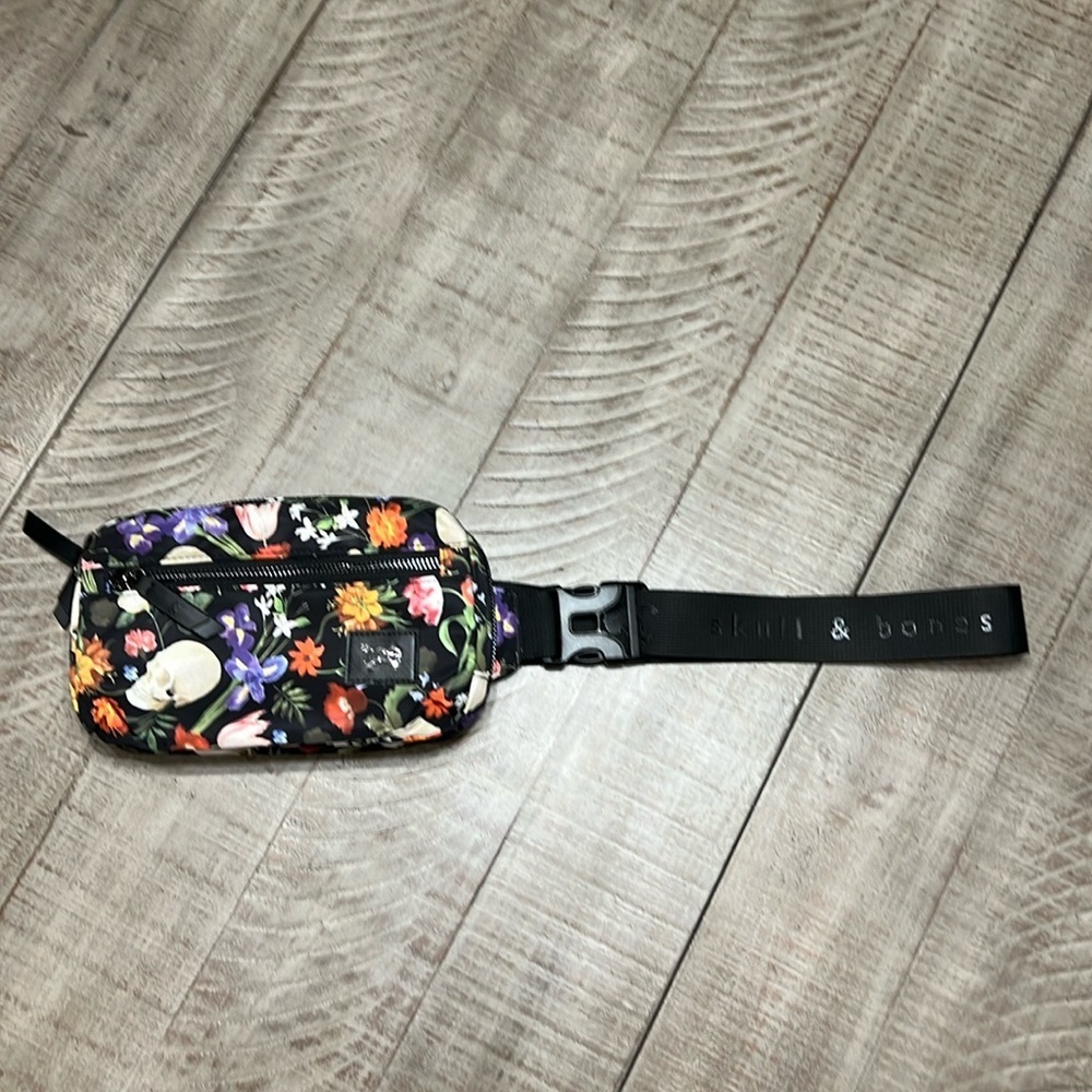 SKULL & BONES CROSSBODY BAG in Dutch Floral print. NWOT. Plastic still on logo